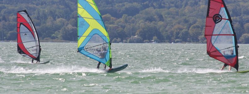 Windsurfing, kitesurfing, wing foil czy surfing – od czego zacząć przygodę z deską?